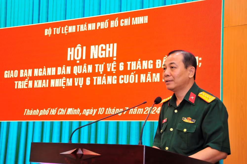 Đại tá Vũ Văn Điền, Phó Tư lệnh, Tham mưu trưởng Bộ Tư lệnh Thành phố Hồ Chí Minh phát biểu tại hội nghị