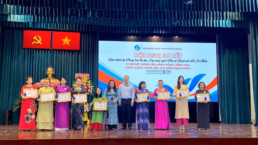 Ông Nguyễn Hồ Hải, Phó Bí thư Thường trực Thành ủy Thành phố Hồ Chí Minh trao Bằng khen cho tập thể, cá nhân đã có thành tích tiêu biểu trong phong trào thi đua.
