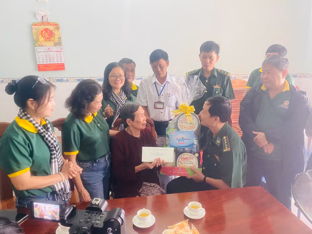 Thăm tặng quà 2 Mẹ Việt Nam Anh Hùng, 3 mẹ Liệt sĩ, 2 đảng viên cao tuổi Đảng trên địa bàn tại Huyện Bù Đốp, Huyện Bù Gia Mập.