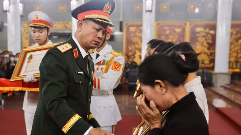 Trung tướng Nguyễn Trường Thắng, Tư lệnh Quân khu 7 trao Huân chương Bảo vệ Tổ quốc hạng Ba cho thân nhân các liệt sĩ (Ảnh: Duy Anh)