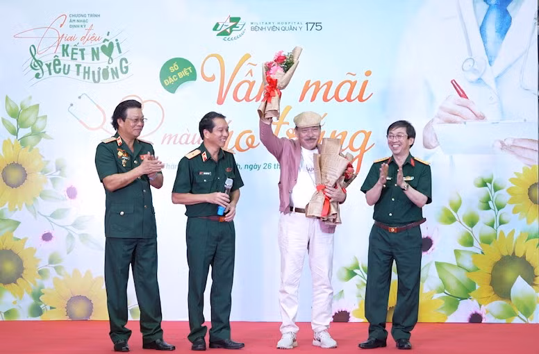Nhạc sĩ Trần Tiến đã mang đến chương trình ca khúc "Không gục ngã". Nhạc sĩ Trần Tiến đã mang đến chương trình ca khúc "Không gục ngã".