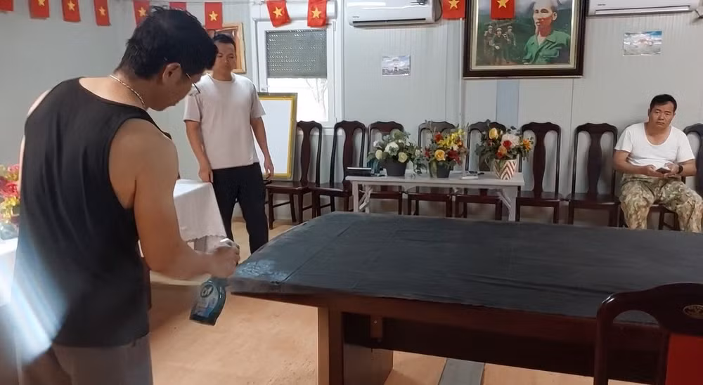 Bác sĩ Phạm Hoàng Gia đang thực hiện những công đoạn cuối để làm đen tấm vải phông.