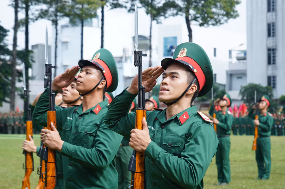Hàng ngũ chỉnh tề, bước chân đều, cánh tay đánh dứt khoát thể hiện sự tự tin, niềm tin vững chắc của các chiến sĩ sau những tháng ngày huấn luyện