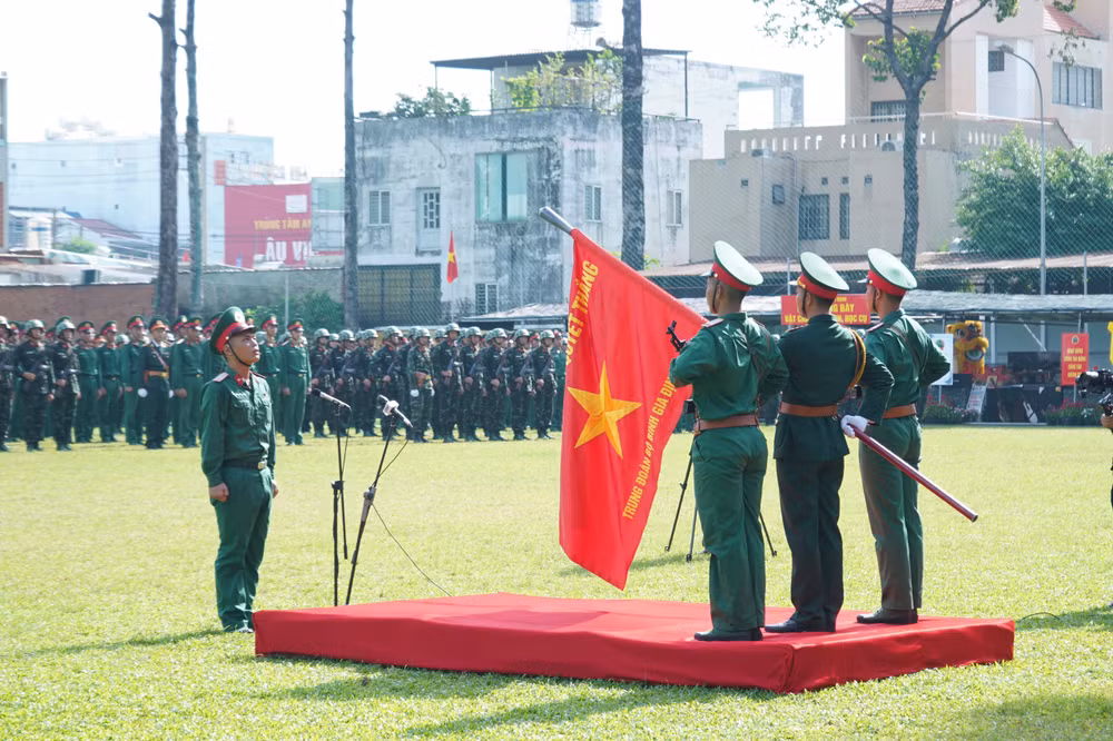 Chiến sĩ tuyên thệ dưới Quân kỳ Quyết thắng. Chiến sĩ tuyên thệ dưới Quân kỳ Quyết thắng.