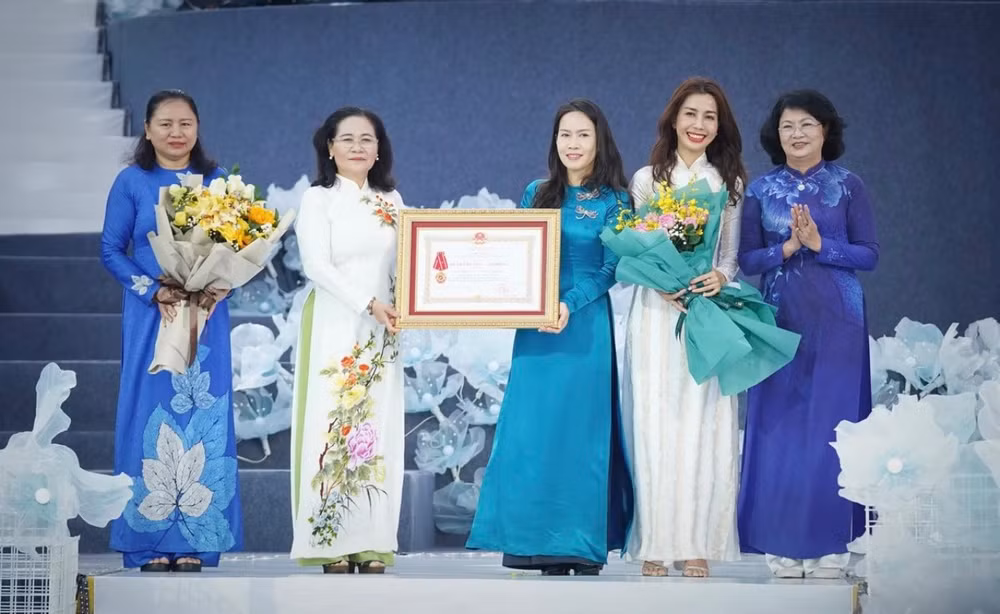 Đồng chí Đặng Thị Ngọc Thịnh, nguyên Phó Chủ tịch nước và đồng chí Nguyễn Thị Lệ, Chủ tịch Hội đồng nhân dân Thành phố Hồ Chí Minh trao tặng Huân chương Lao động hạng Ba của Chủ tịch nước đến Ban lãnh đạo Nhà văn hoá phụ nữ Thành phố Hồ Chí Minh.