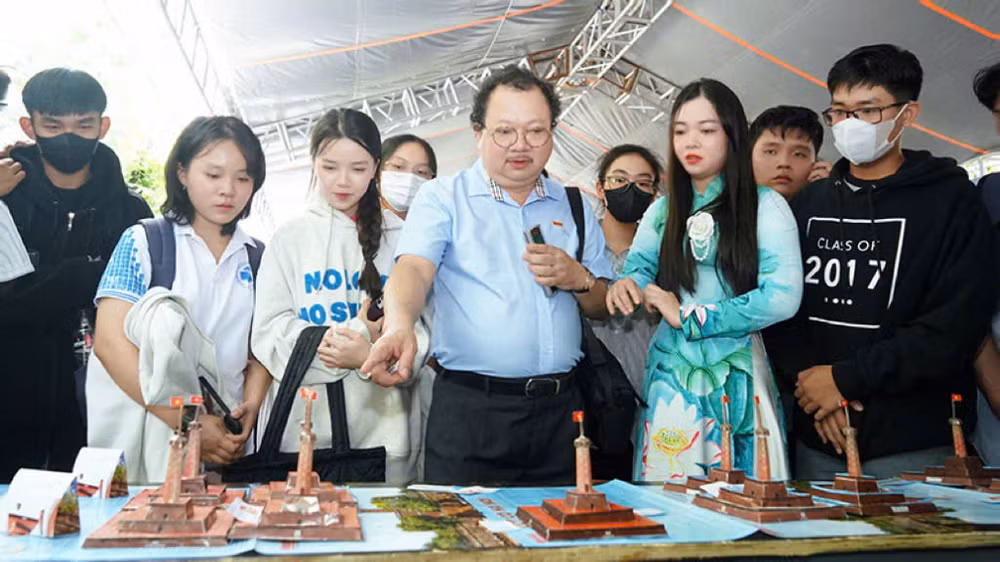 Ông Lưu Quốc Thắng, Phó Trưởng Cơ quan đại diện Báo Nhân dân tại Thành phố Hồ Chí Minh thực hiện lựa chọn các tác phẩm đẹp nhất của cuộc thi.