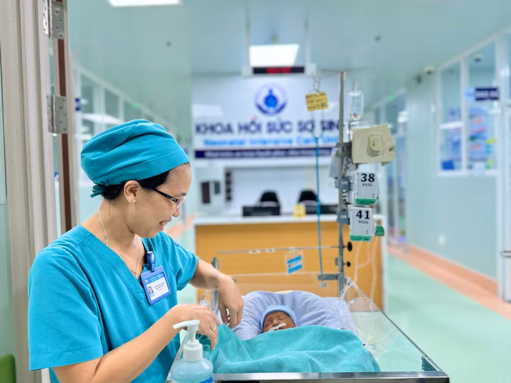 Bé trai được thông tim trong bào thai ngay sau khi chào đời, được bác sĩ siêu âm kiểm tra ghi nhận chức năng buồng tim của bé hoạt động tốt.