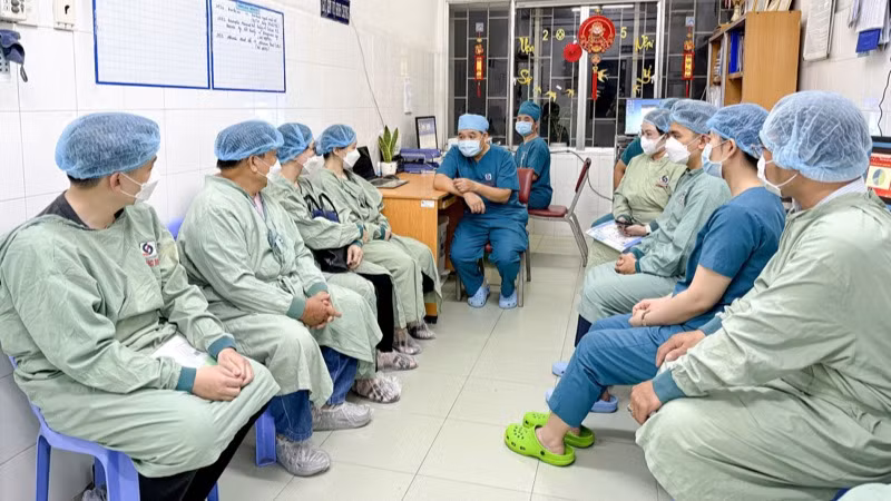 Gia đình nghe thông tin về tình trạng bệnh nhân. Gia đình nghe thông tin về tình trạng bệnh nhân.