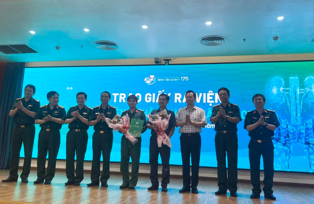 Lãnh đạo bệnh viện Quân y 175 trao giấy ra viện cho bệnh nhân Phương (thứ 5 từ phải qua). Lãnh đạo bệnh viện Quân y 175 trao giấy ra viện cho bệnh nhân Phương (thứ 5 từ phải qua).