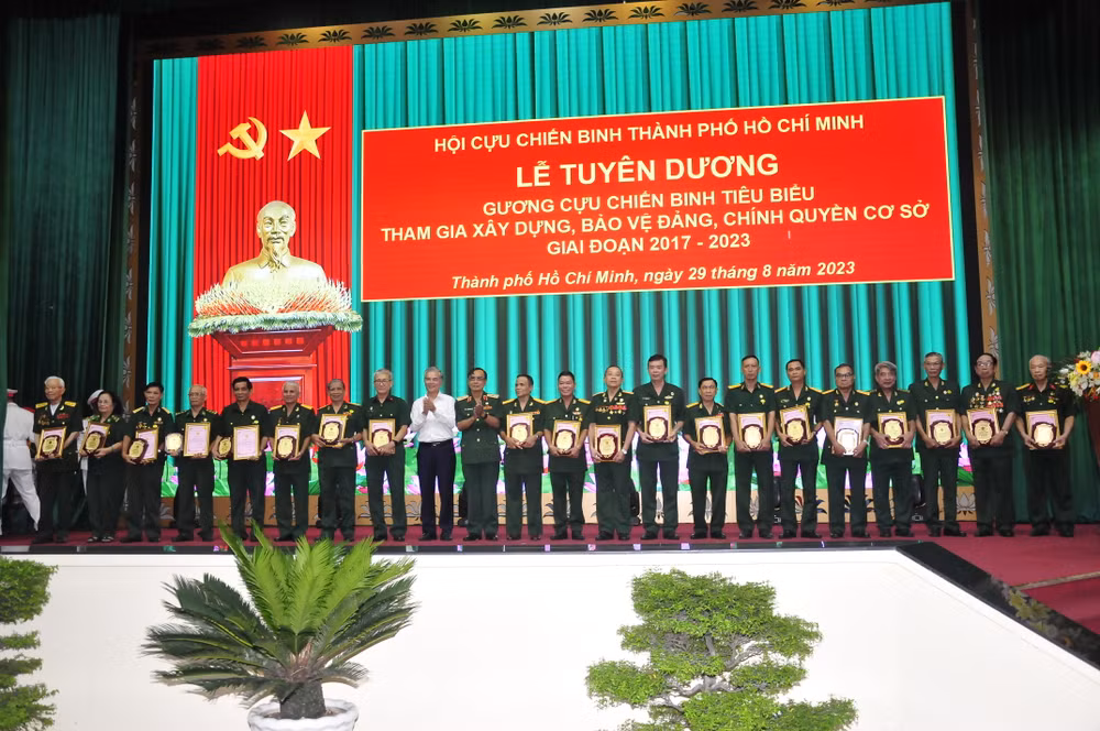 Hội cựu chiến binh Thành phố Hồ Chí Minh đã trao quyết định và biểu trưng cho 98 cá nhân cựu chiến binh tiêu biểu.