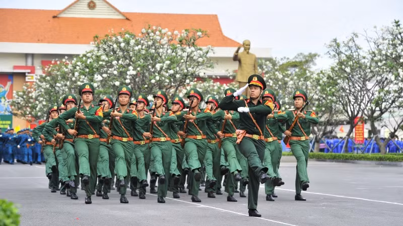 Các khối duyệt đội ngũ tại Lễ ra quân huấn luyện. (Ảnh: HỮU TÂN)