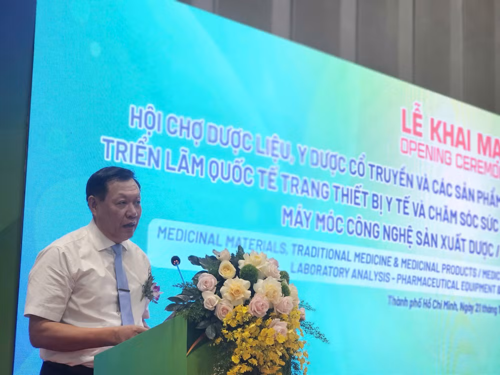 Thứ trưởng Bộ Y tế Đỗ Xuân Tuyên phát biểu khai mạc hội chợ (Ảnh: Dũng Phạm) Thứ trưởng Bộ Y tế Đỗ Xuân Tuyên phát biểu khai mạc hội chợ (Ảnh: Dũng Phạm)