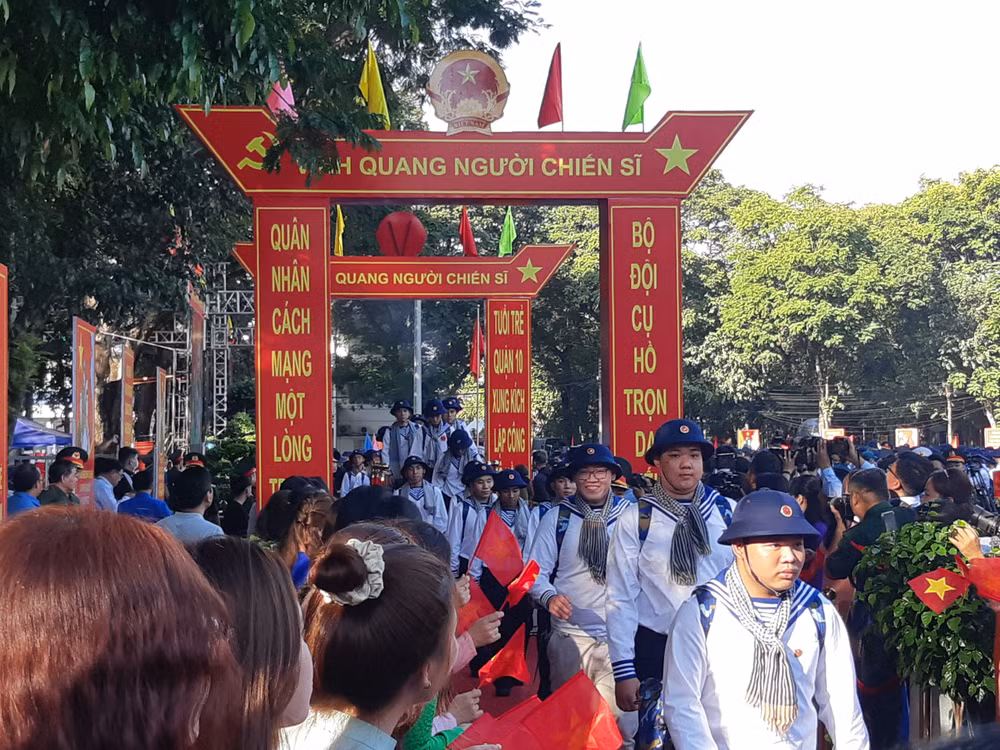 Các thanh niên lên đường nhập ngũ.