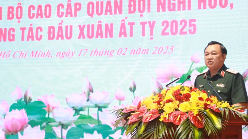 Thiếu tướng Trần Vinh Ngọc, Ủy viên Thường vụ Đảng ủy, Phó Chính ủy Quân khu 7 phát biểu tại buổi gặp mặt.