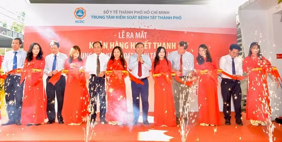 Các đại biểu cắt băng khánh thành ngân hàng huyết thanh.