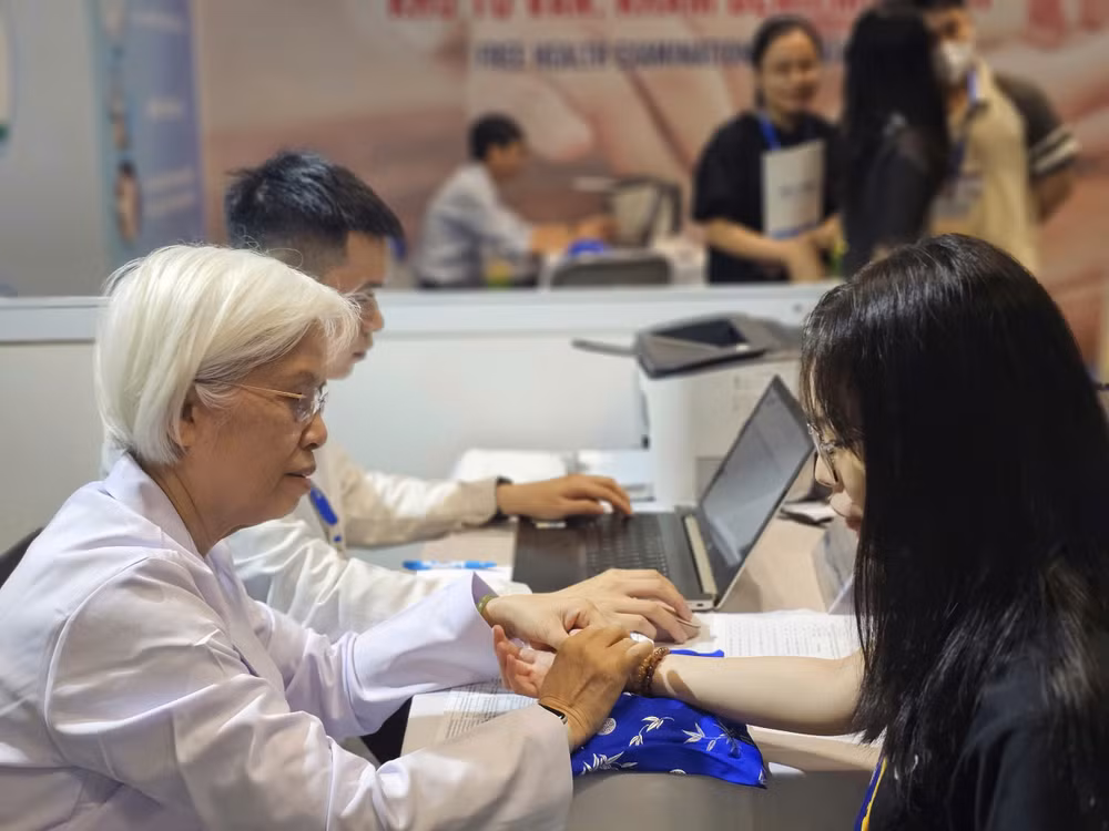 Người tham gia hội chợ được khám, tư vấn sức khoẻ(ảnh: Dũng Phạm) Người tham gia hội chợ được khám, tư vấn sức khoẻ(ảnh: Dũng Phạm)