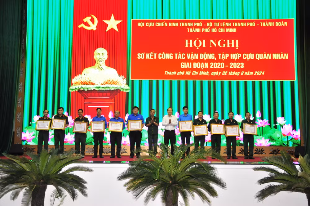 Các cá nhân, tập thể được khen thưởng vì có thành tích xuất sắc trong công tác vận động, tập hợp Cựu quân nhân giai đoạn 2020-2023.