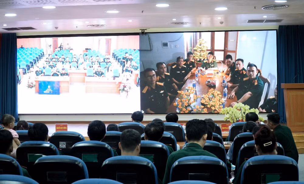Quang cảnh buổi gặp mặt. Quang cảnh buổi gặp mặt.