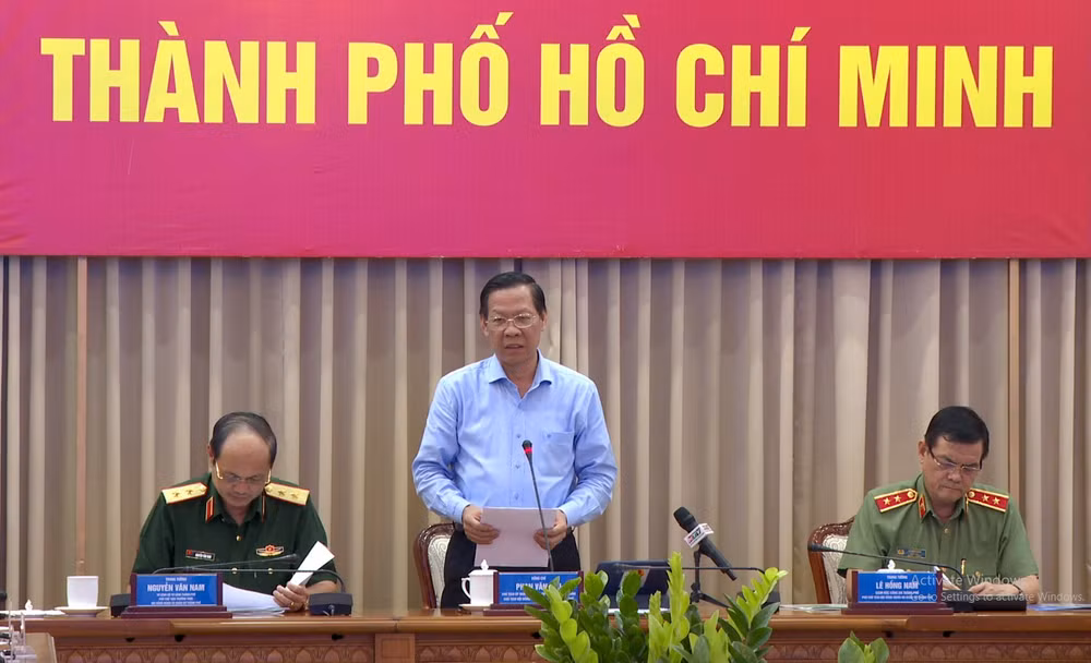 Ông Phan Văn Mãi, Chủ tịch Ủy ban nhân dân Thành phố Hồ Chí Minh phát biểu chỉ đạo tại cuộc họp.