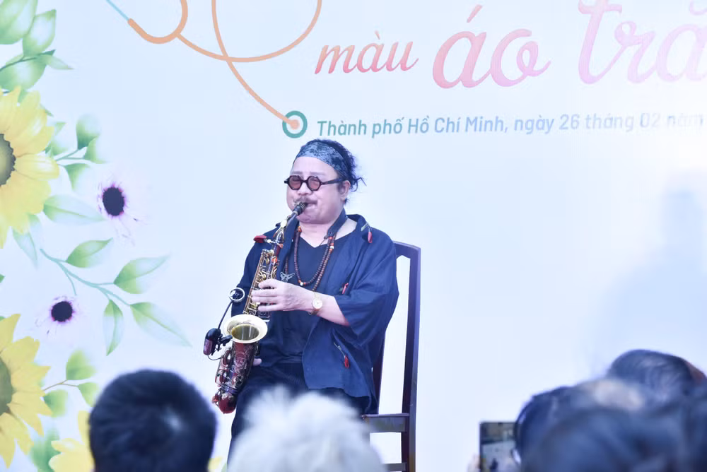 Khán giả xúc động với tiếng kèn đầy “ma lực” của nghệ sĩ saxophone Trần Mạnh Tuấn, người vẫn đang phải điều trị ngoại trú thường xuyên tại Bệnh viện sau 3 lần phẫu thuật não tại Bệnh viện.Tay anh run run cầm kèn vì di chứng sau bạo bệnh nhưng vẫn đầy đam mê trong những bản nhạc quen thuộc đã từng quyến rũ hàng triệu trái tim yêu nhạc Việt Nam. Khán giả xúc động với tiếng kèn đầy “ma lực” của nghệ sĩ saxophone Trần Mạnh Tuấn, người vẫn đang phải điều trị ngoại trú thường xuyên tại Bệnh viện sau 3 lần phẫu thuật não tại Bệnh viện.Tay anh run run cầm kèn vì di chứng sau bạo bệnh nhưng vẫn đầy đam mê trong những bản nhạc quen thuộc đã từng quyến rũ hàng triệu trái tim yêu nhạc Việt Nam.
