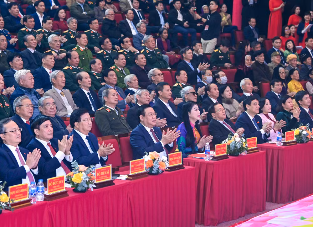 Các đồng chí lãnh đạo, nguyên lãnh đạo Đảng, Nhà nước dự lễ kỷ niệm. (Ảnh Duy Linh).
