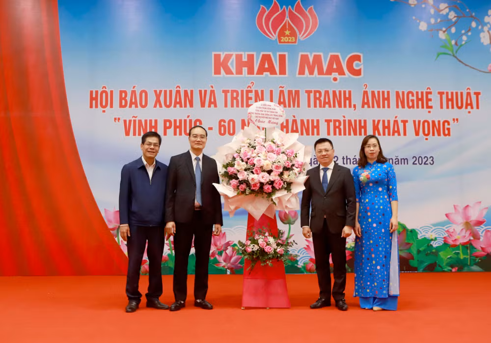 Đồng chí Lê Quốc Minh tặng hoa chúc mừng Hội Nhà báo tỉnh.