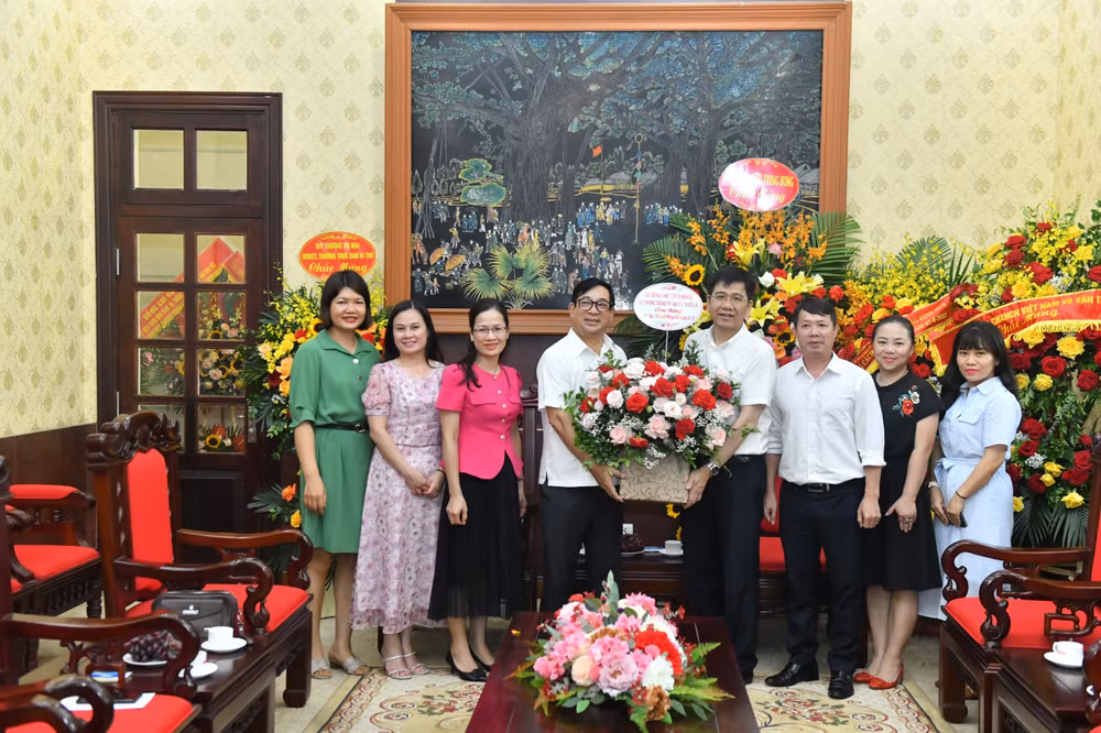 Cục Quản lý khám, chữa bệnh và Quỹ Phòng, chống tác hại của thuốc lá (Bộ Y tế) tặng hoa Báo Nhân Dân. (Ảnh: Đăng Khoa) Cục Quản lý khám, chữa bệnh và Quỹ Phòng, chống tác hại của thuốc lá (Bộ Y tế) tặng hoa Báo Nhân Dân. (Ảnh: Đăng Khoa)