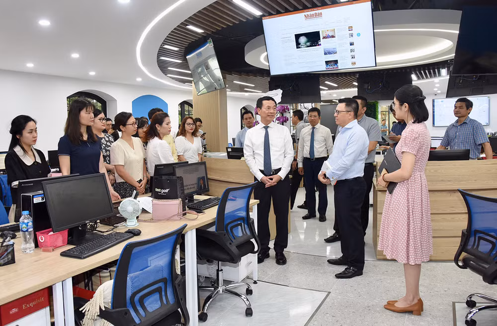 Bộ trưởng Nguyễn Mạnh Hùng trò chuyện với cán bộ, biên tập viên, phóng viên Báo Nhân Dân. (Ảnh: Trần Hải) Bộ trưởng Nguyễn Mạnh Hùng trò chuyện với cán bộ, biên tập viên, phóng viên Báo Nhân Dân. (Ảnh: Trần Hải)