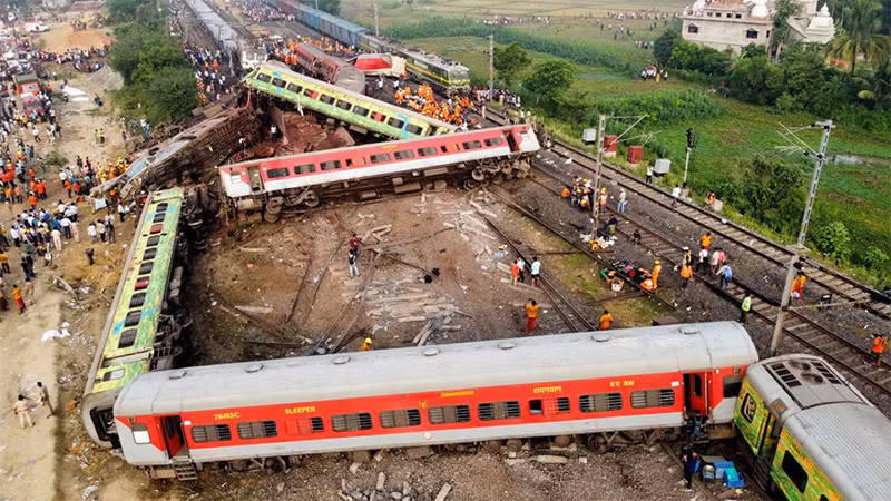 Hai tàu chở khách và 1 tàu chở hàng liên quan vụ tai nạn tại bang Odisha, Ấn Độ, ngày 2/6/2023. (Ảnh: Reuters)