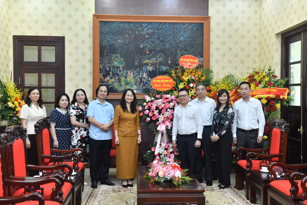 Đoàn đại biểu Văn phòng Trung ương Đảng chúc mừng Báo Nhân Dân. (Ảnh: Đăng Khoa) Đoàn đại biểu Văn phòng Trung ương Đảng chúc mừng Báo Nhân Dân. (Ảnh: Đăng Khoa)