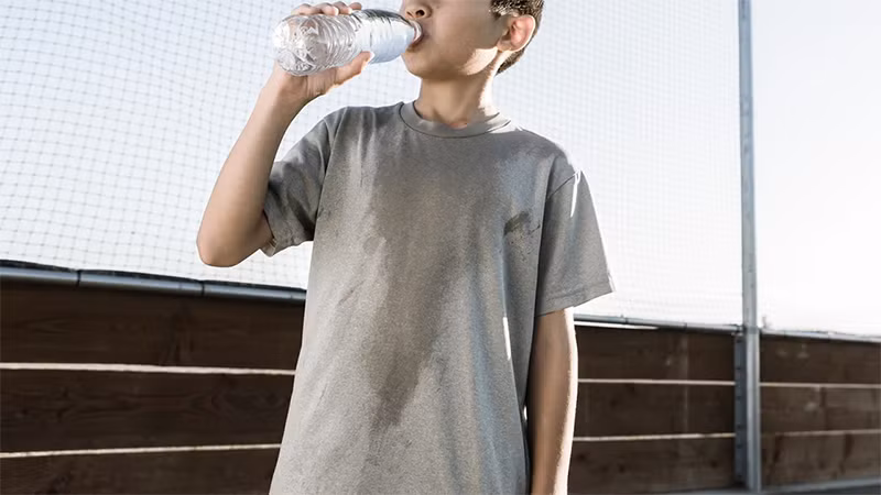Bảo đảm bạn có sử dụng kem chống nắng và uống nhiều nước. (Ảnh: Getty Images) Bảo đảm bạn có sử dụng kem chống nắng và uống nhiều nước. (Ảnh: Getty Images)