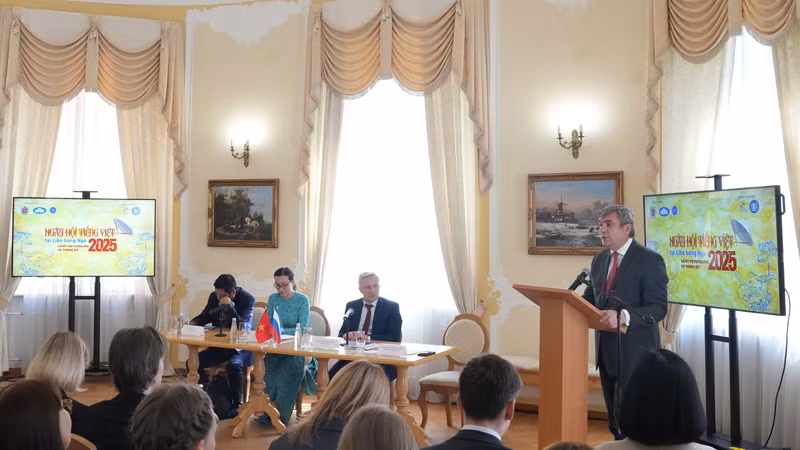 Ông Vyacheslav Kalganov, Phó Chủ tịch Ủy ban Đối ngoại Saint Petersburg phát biểu. (Ảnh: XUÂN HƯNG) Ông Vyacheslav Kalganov, Phó Chủ tịch Ủy ban Đối ngoại Saint Petersburg phát biểu. (Ảnh: XUÂN HƯNG)