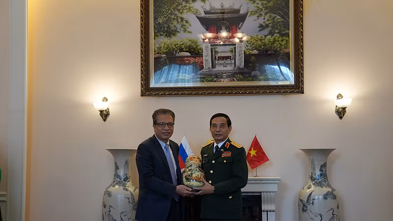 Đại sứ Đặng Minh Khôi trao tặng quà lưu niệm Đại tướng Phan Văn Giang. (Ảnh: XUÂN HƯNG) Đại sứ Đặng Minh Khôi trao tặng quà lưu niệm Đại tướng Phan Văn Giang. (Ảnh: XUÂN HƯNG)