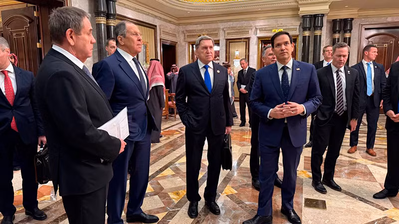 Phái đoàn Nga (trái) và Mỹ tại Riyadh ngày 18-2. (Ảnh: TASS) Phái đoàn Nga (trái) và Mỹ tại Riyadh ngày 18-2. (Ảnh: TASS)