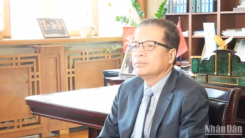 Đại sứ Việt Nam tại Liên bang Nga kiêm nhiệm Cộng hòa Uzbekistan và Cộng hòa Armenia Đặng Minh Khôi trả lời phỏng vấn phóng viên Báo Nhân Dân thường trú tại Nga. (Ảnh: XUÂN HƯNG)