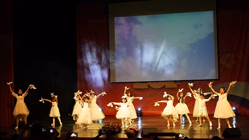 Tiết mục múa "Những cánh chim hòa bình" của con em cộng đồng người Việt Nam tại Nga. (Ảnh: XUÂN HƯNG) Tiết mục múa "Những cánh chim hòa bình" của con em cộng đồng người Việt Nam tại Nga. (Ảnh: XUÂN HƯNG)