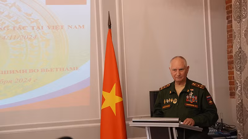 Ông Aleksey Skrebliukov, Chủ tịch Hội các cựu chiến binh Nga từng công tác tại Việt Nam ở thành phố Saint Petersburg phát biểu trong cuộc gặp. (Ảnh: XUÂN HƯNG)