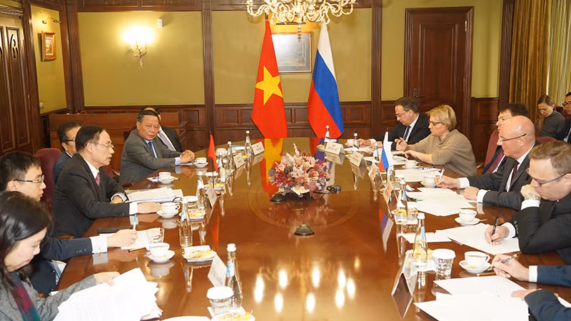 Đoàn hội kiến, làm việc với Phó Thủ tướng Liên bang Nga Dmitry Chernyshenko. (Ảnh: XUÂN HƯNG)
