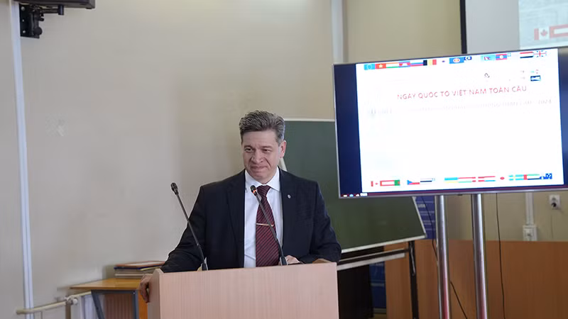 Giáo sư Vladimir Kolotov chia sẻ cảm nhận về Ngày Giỗ Tổ Hùng Vương. (Ảnh: XUÂN HƯNG) Giáo sư Vladimir Kolotov chia sẻ cảm nhận về Ngày Giỗ Tổ Hùng Vương. (Ảnh: XUÂN HƯNG)