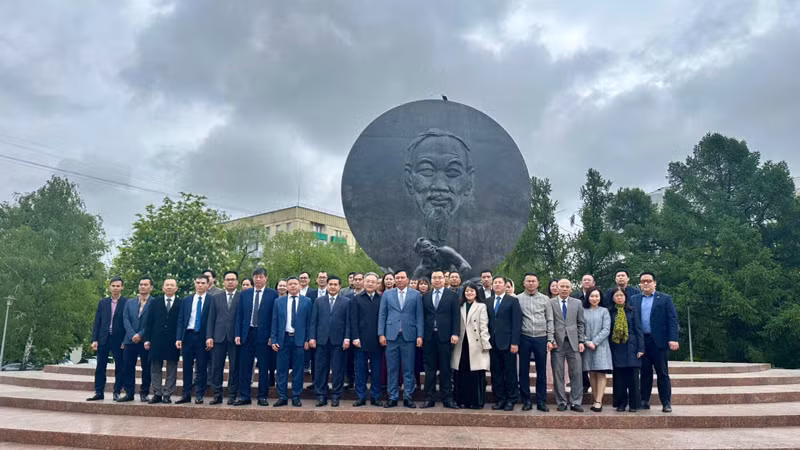 Dâng hoa tại Tượng đài Chủ tịch Hồ Chí Minh tại thủ đô Moskva. (Ảnh: THÙY VÂN) Dâng hoa tại Tượng đài Chủ tịch Hồ Chí Minh tại thủ đô Moskva. (Ảnh: THÙY VÂN)
