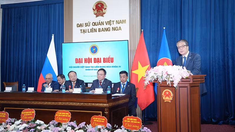 Đại sứ Việt Nam tại Liên bang Nga Đặng Minh Khôi phát biểu chúc mừng Đại hội. Đại sứ Việt Nam tại Liên bang Nga Đặng Minh Khôi phát biểu chúc mừng Đại hội.