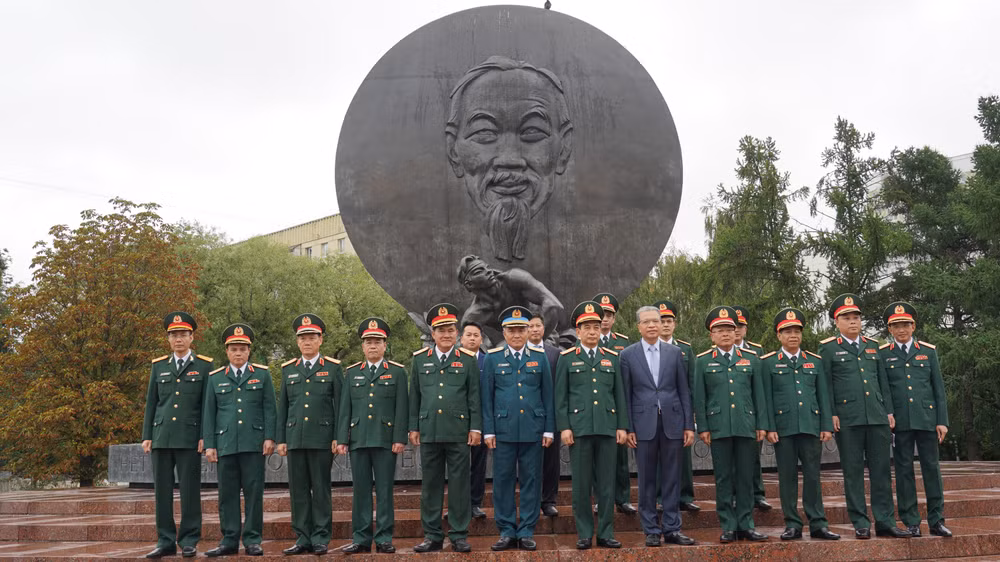 Đại tướng Phan Văn Giang cùng Đoàn đại biểu cấp cao Bộ Quốc phòng Việt Nam chụp ảnh lưu niệm tại tượng đài Chủ tịch Hồ Chí Minh ở Moskva. Đại tướng Phan Văn Giang cùng Đoàn đại biểu cấp cao Bộ Quốc phòng Việt Nam chụp ảnh lưu niệm tại tượng đài Chủ tịch Hồ Chí Minh ở Moskva.
