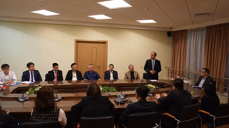 Ông Đàm Danh Lam, Chủ tịch Hội người Việt Nam "Đoàn kết" tại Kazan báo cáo Đại sứ và Đoàn công tác. (Ảnh: XUÂN HƯNG)