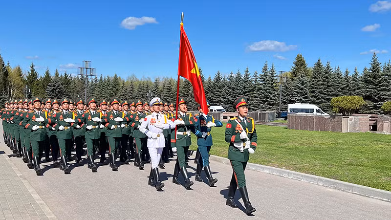 Quân nhân Việt Nam hăng say luyện tập cho lễ duyệt binh tại Quảng trường Đỏ. (Ảnh: XUÂN HƯNG)