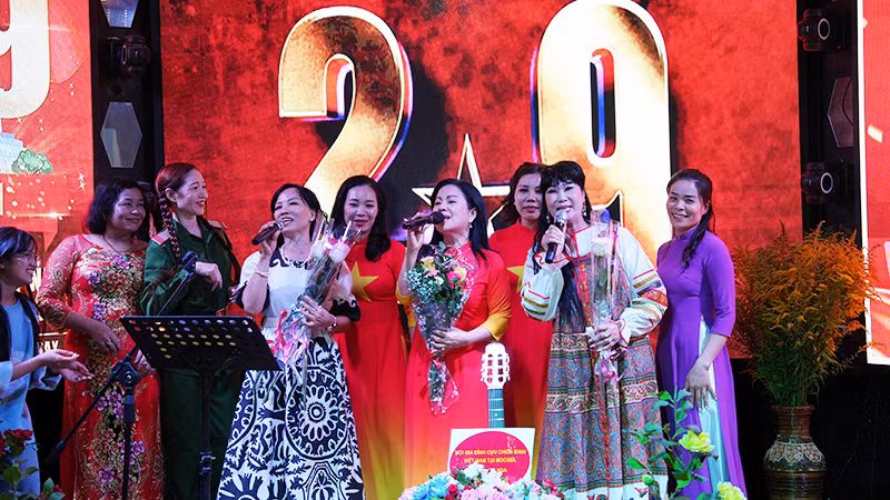 Hội thi văn nghệ cộng đồng là dịp để tăng cường kết nối, thắt chặt tình đoàn kết trong cộng đồng. Hội thi văn nghệ cộng đồng là dịp để tăng cường kết nối, thắt chặt tình đoàn kết trong cộng đồng.