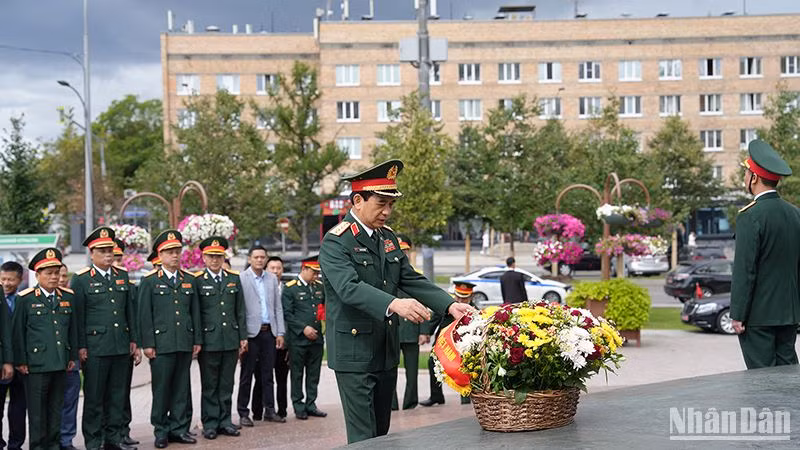 Đại tướng Phan Văn Giang và các đại biểu dâng hoa tại Tượng đài Chủ tịch Hồ Chí Minh ở Moskva. (Ảnh: XUÂN HƯNG)