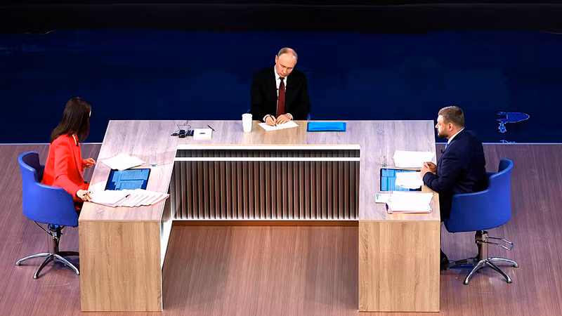 Tổng thống Putin trả lời rất nhiều câu hỏi của người dân Nga và các nhà báo. (Ảnh: KREMLIN.RU)