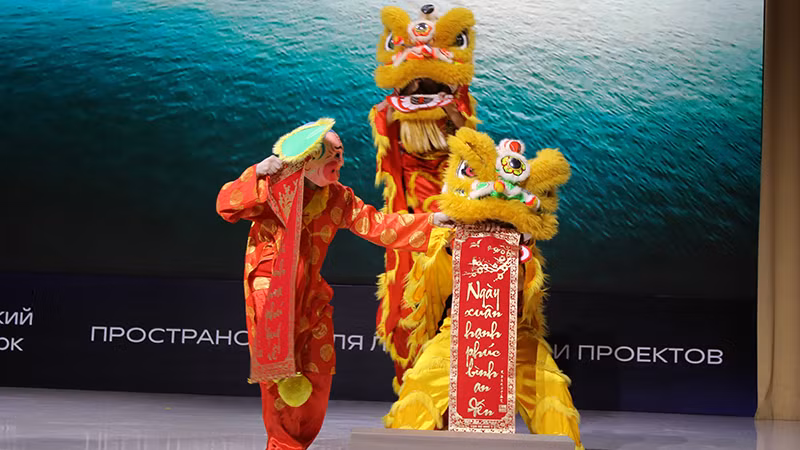 Múa lân khai mạc Ngày văn hóa Việt Nam tại tỉnh Tyumen.