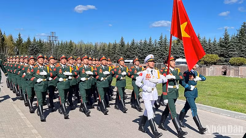 Quân nhân Việt Nam hăng say luyện tập cho lễ duyệt binh tại Quảng trường Đỏ.