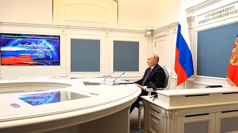 Tổng thống Putin tham gia quan sát cuộc tập trận qua màn hình video trực tuyến. (Ảnh: KREMLIN.RU)